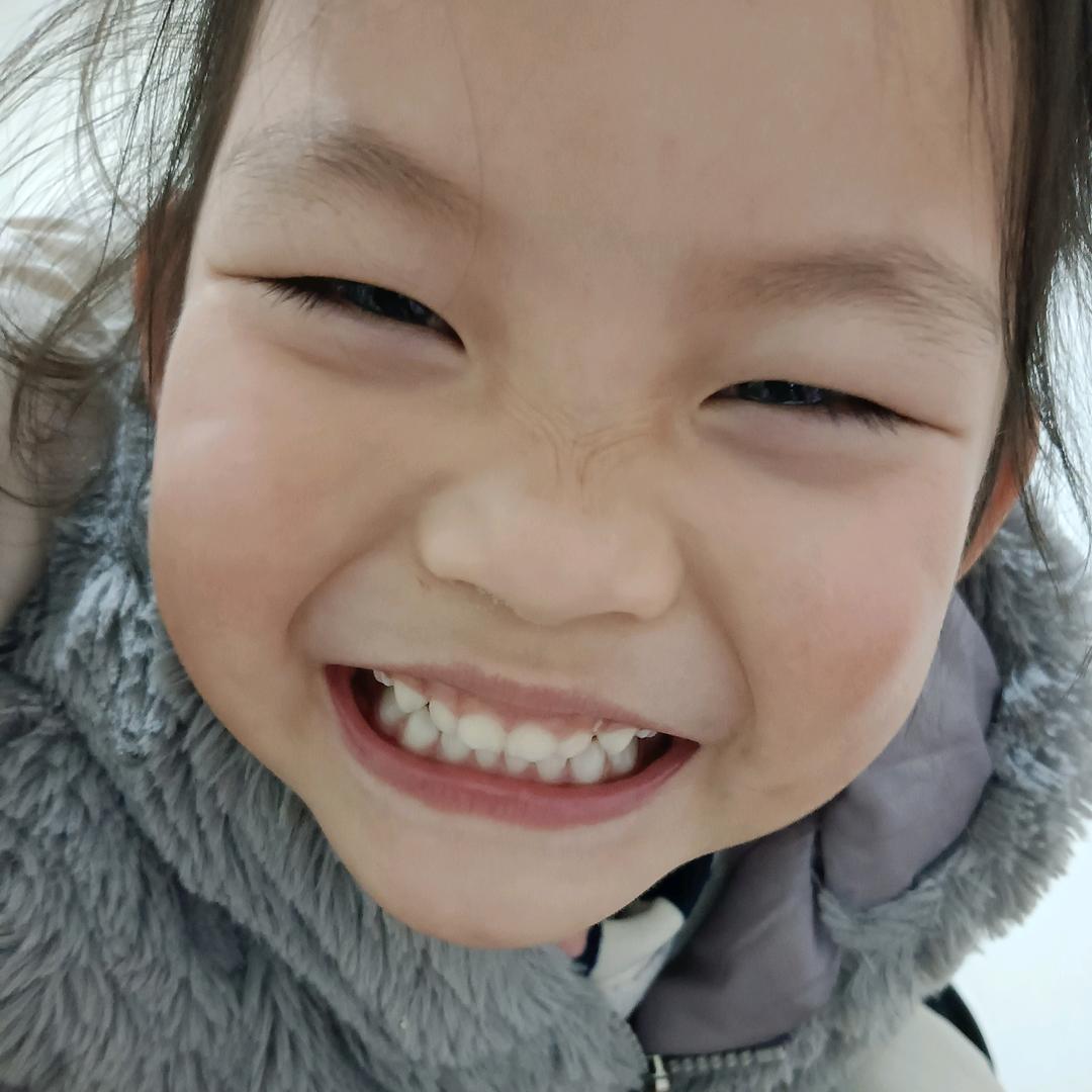 爱笑的小女孩