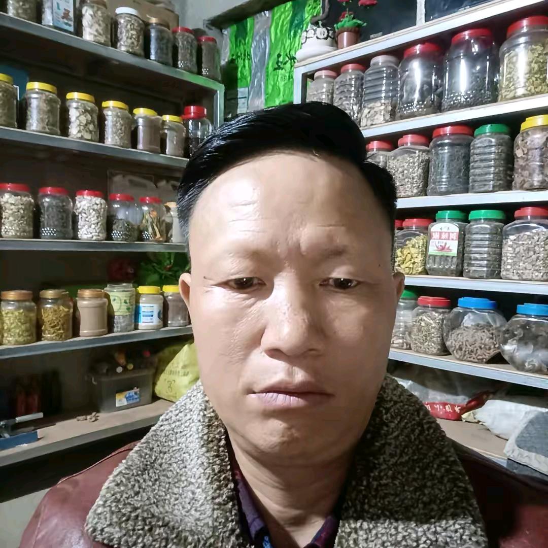 aA伤心的人张