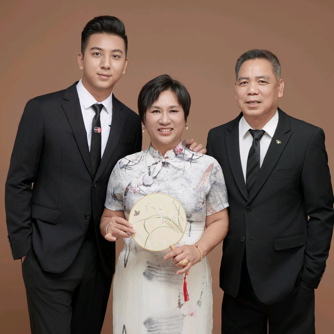 龙凤吉祥（黑总妈咪）