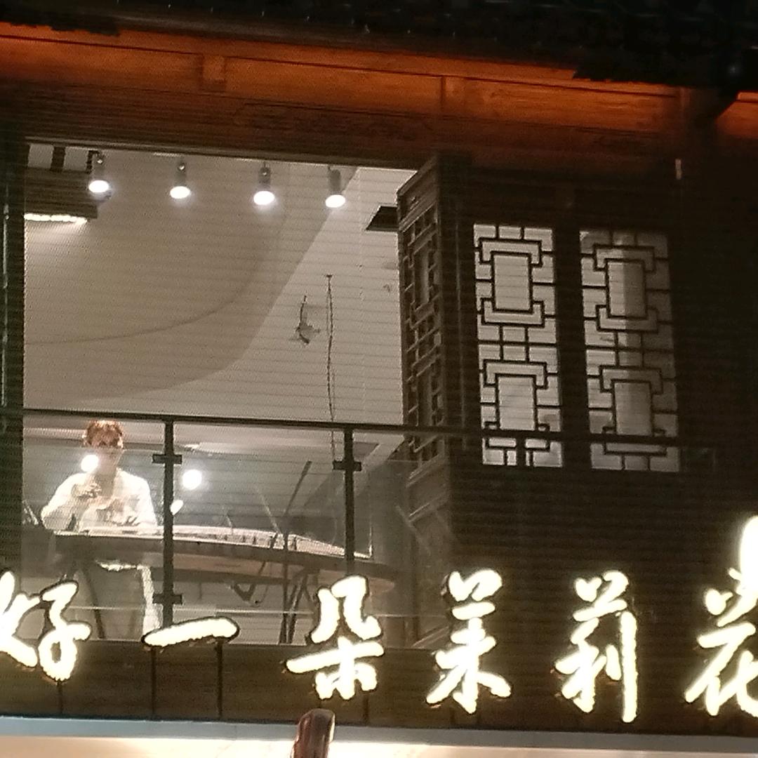 霸气十足小伙