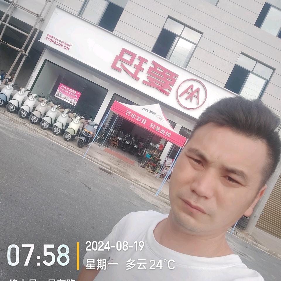 路口“爱玛”电动车