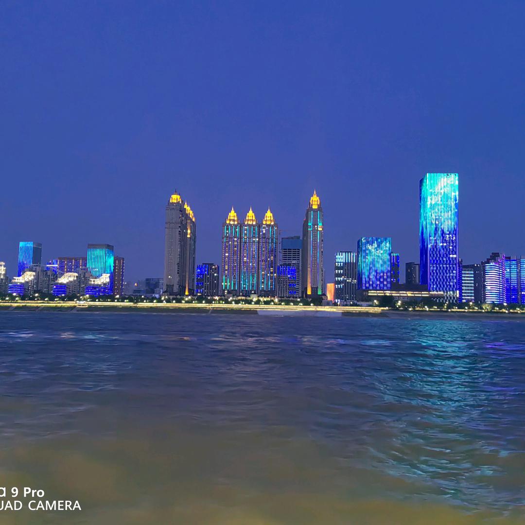 别看了，早点睡吧