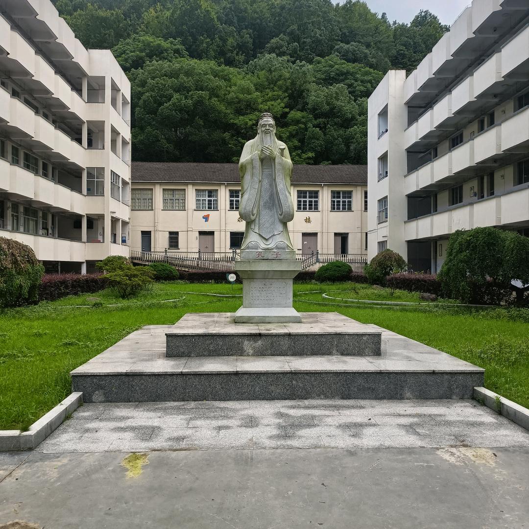 开着拖拉机迎接冬天的到来