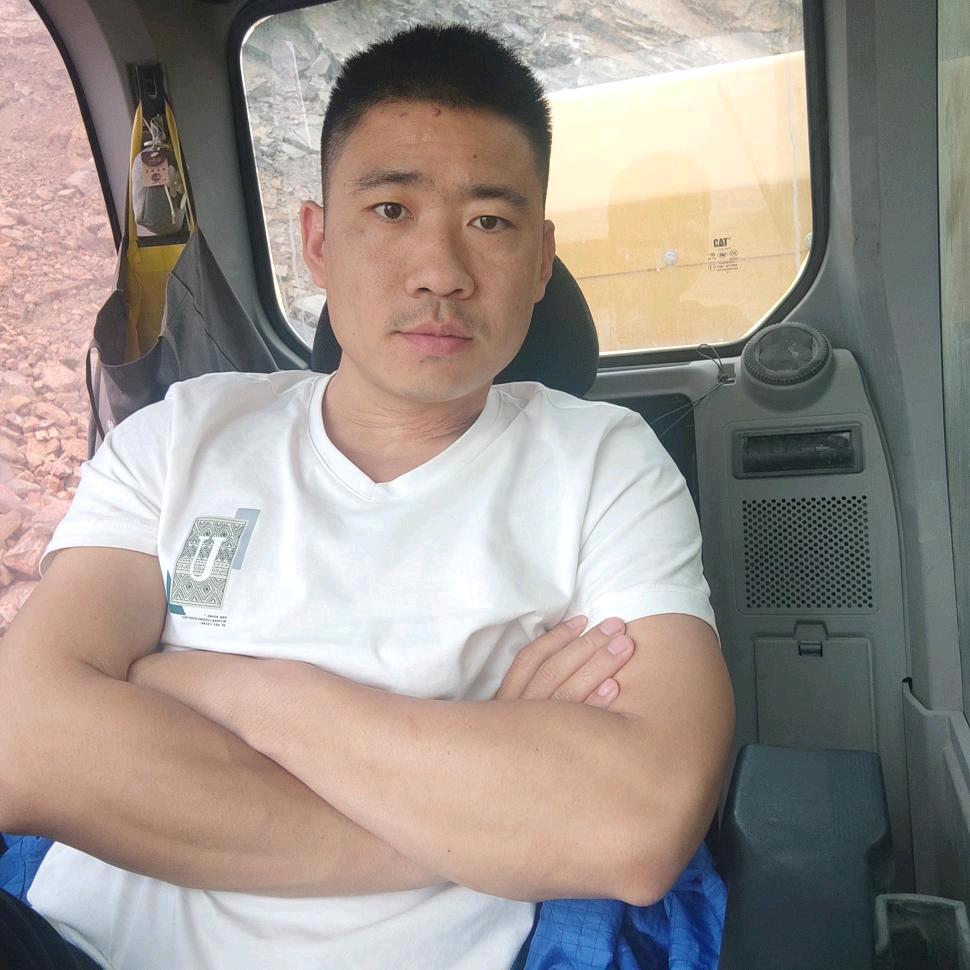 开挖机的小伙