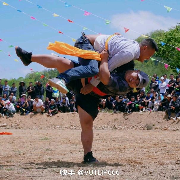凉山古体，小伙彝族摔跤