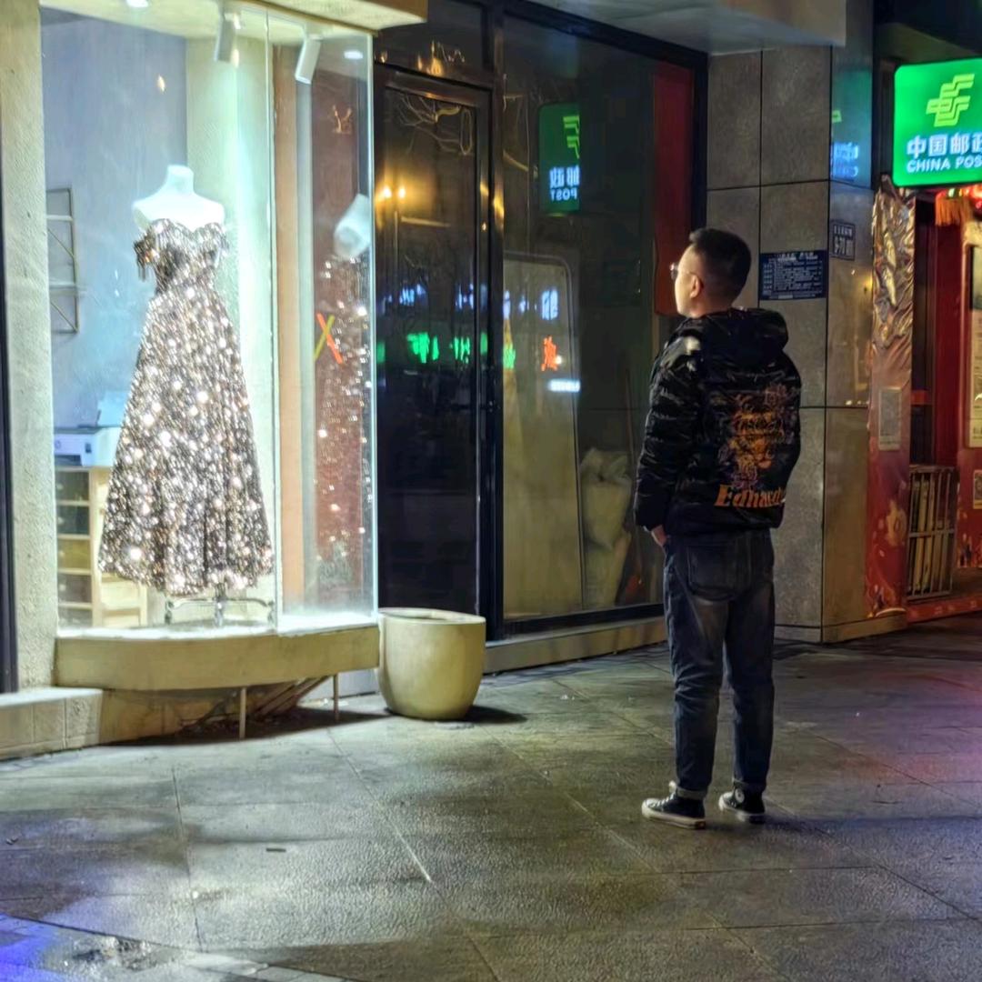 一个人面对着无聊的生活