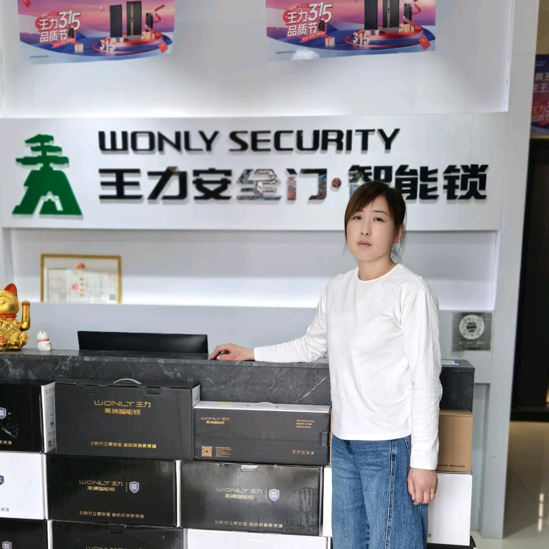屯留卖防盗门指纹锁的老板娘