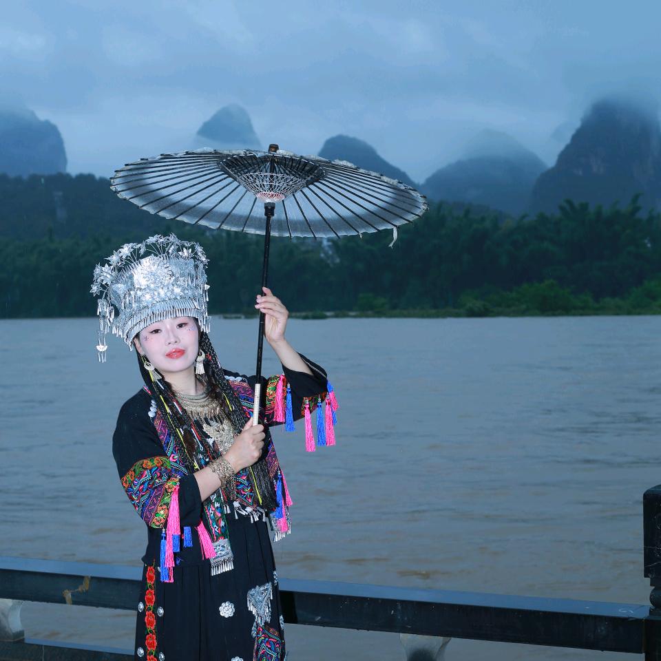 他朝若是同淋雪，此生愿共白头。