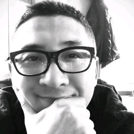 吃鸡架的大灰狼