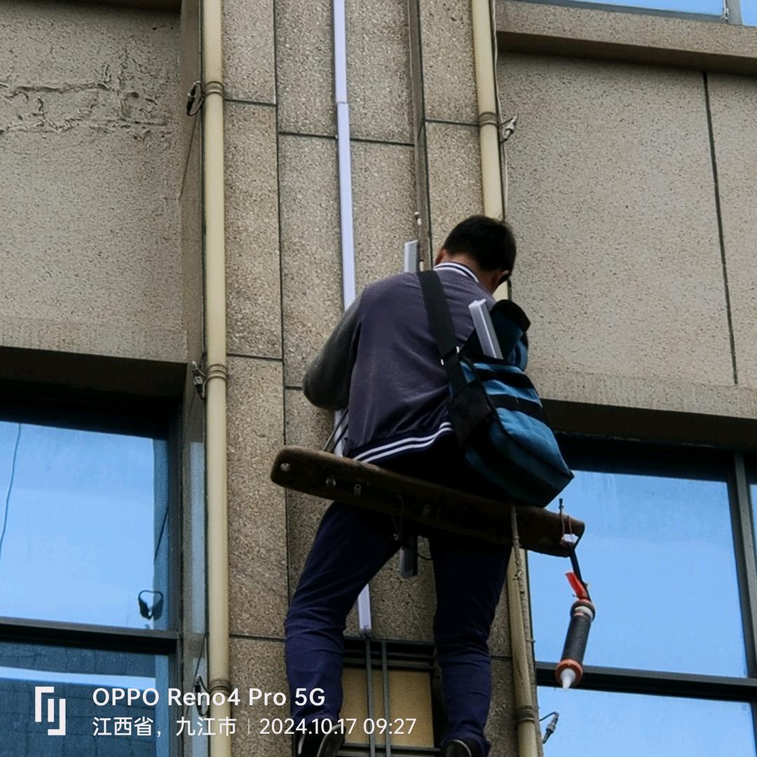 九江小猴子爬外墙修管子