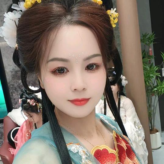 粉  黛