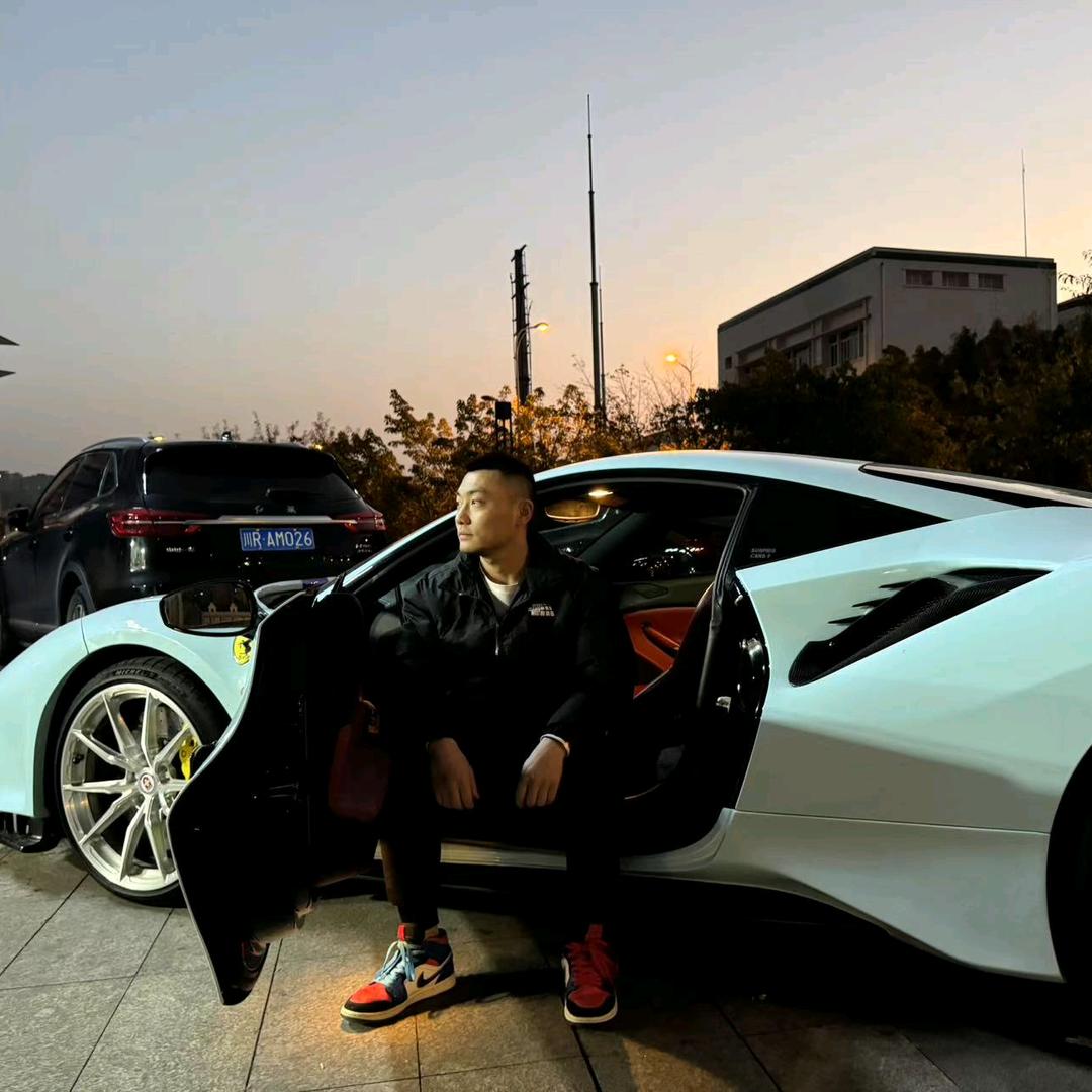 阿特 (南充鸿晟出行租车）