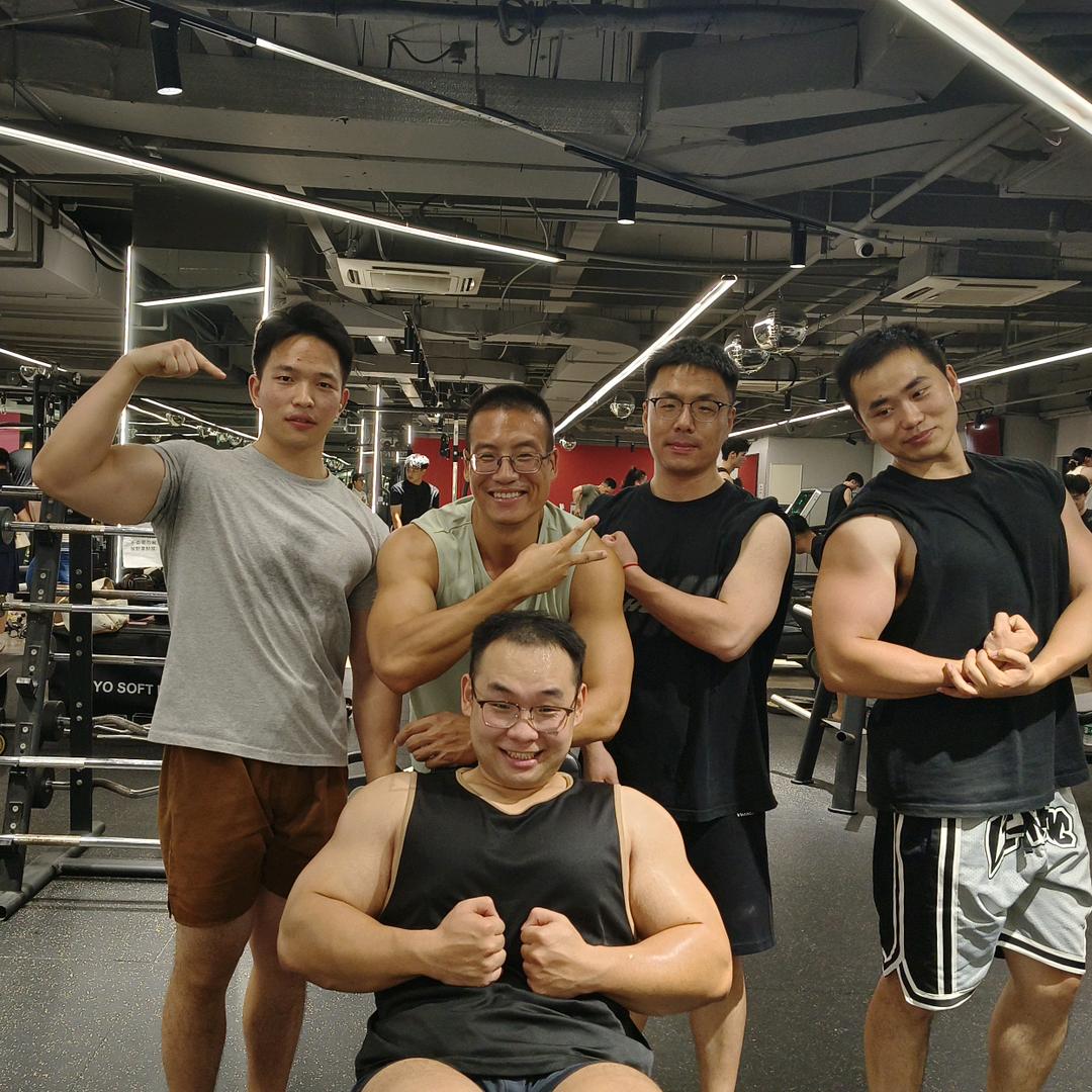 肌肉猛男们