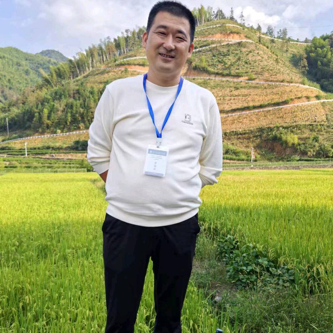 圈行村书记张勇