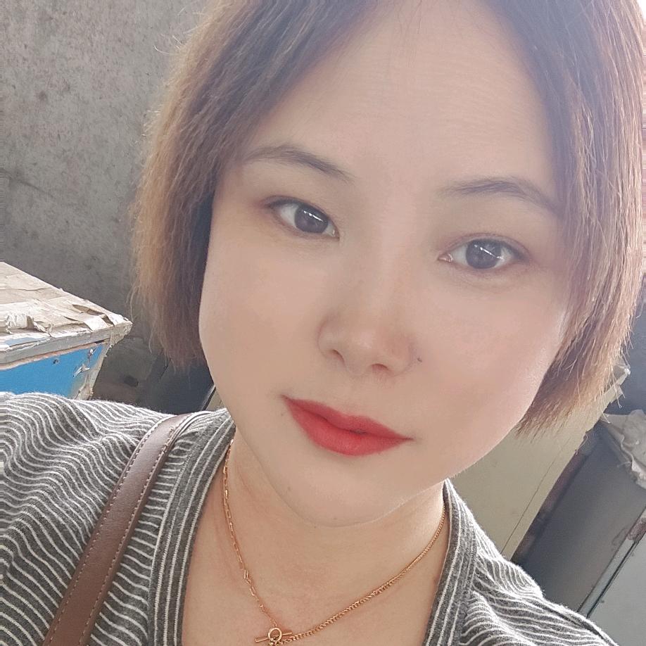 养玄凤鹦鹉的小姐姐