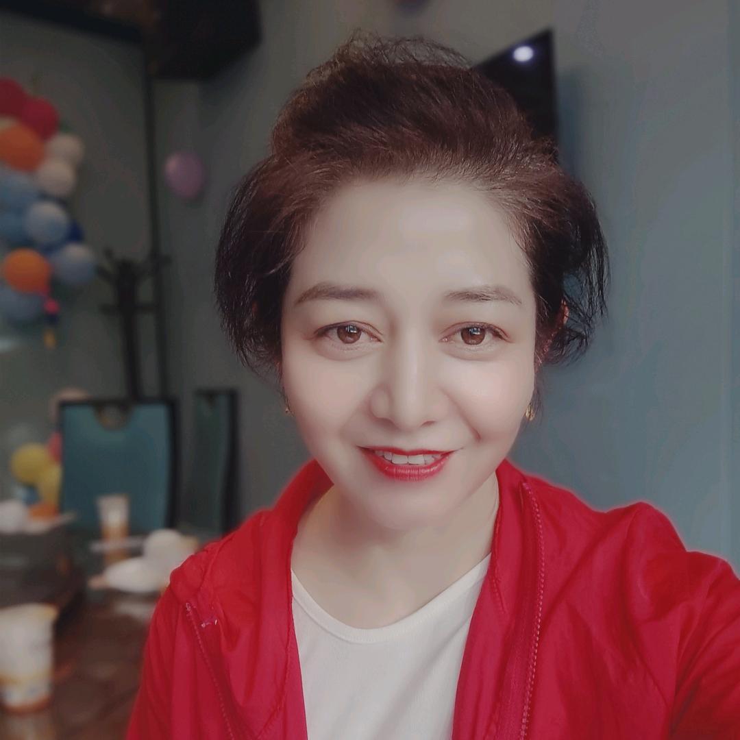 顾梅钢琴上的猫咪