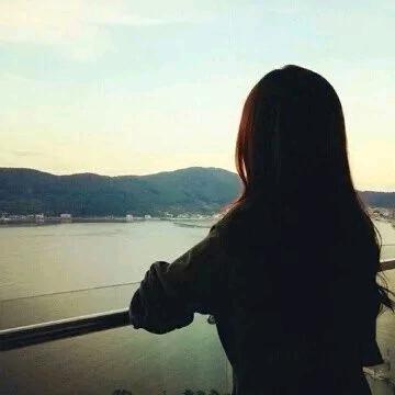 听她叙叙念