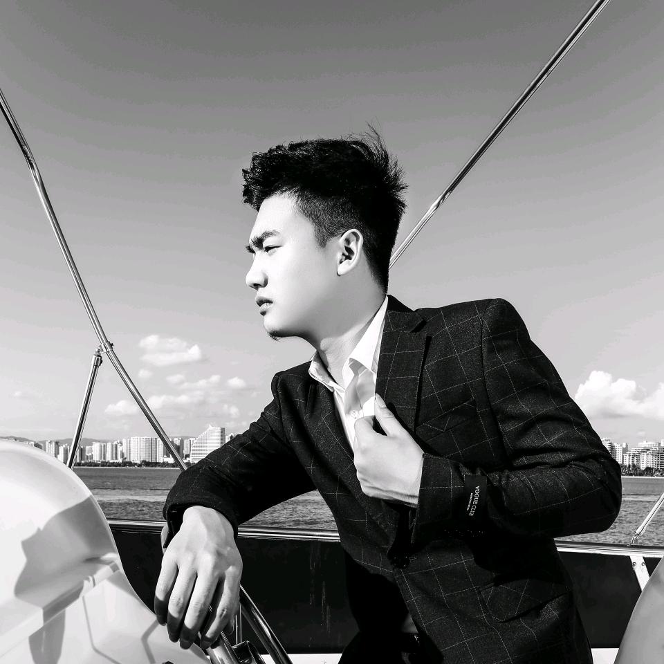 爱笑的江