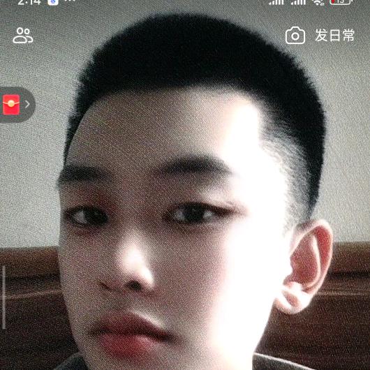寸头男孩