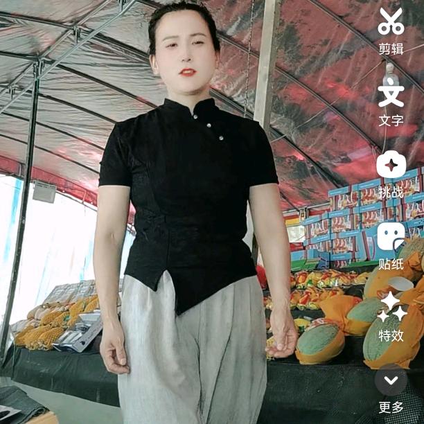 双庙北街。路东小爱水果店。洪山路口