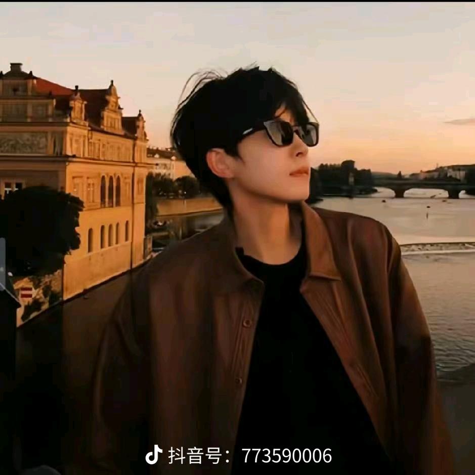 屋顶上的拾荒人