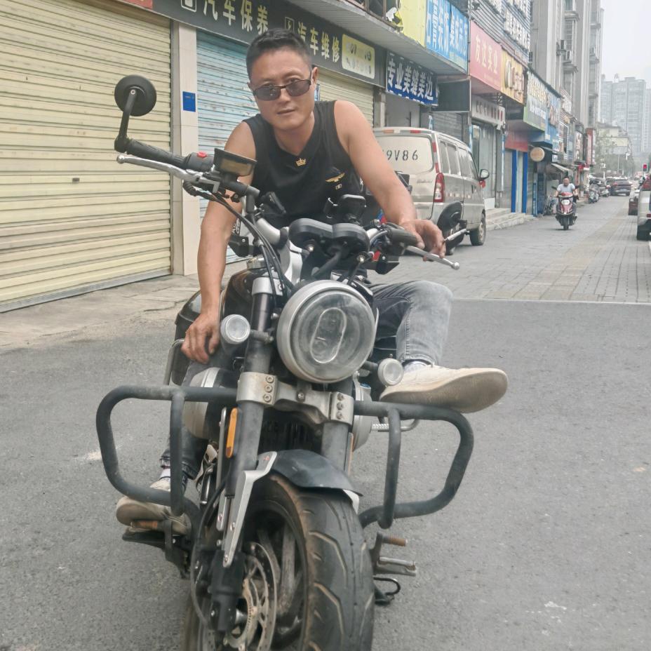 周   黑   娃（外墙瓷砖专业施工团队