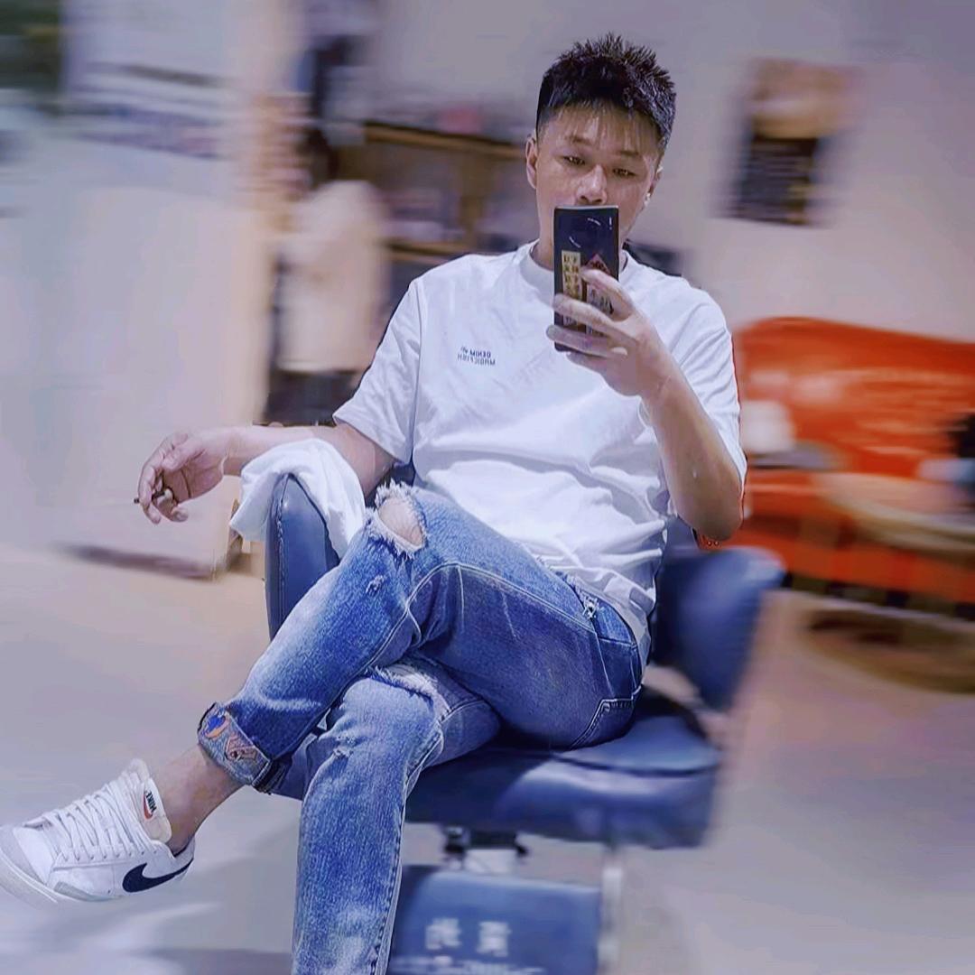 卖无骨鸡爪90後的白羊座♈️
