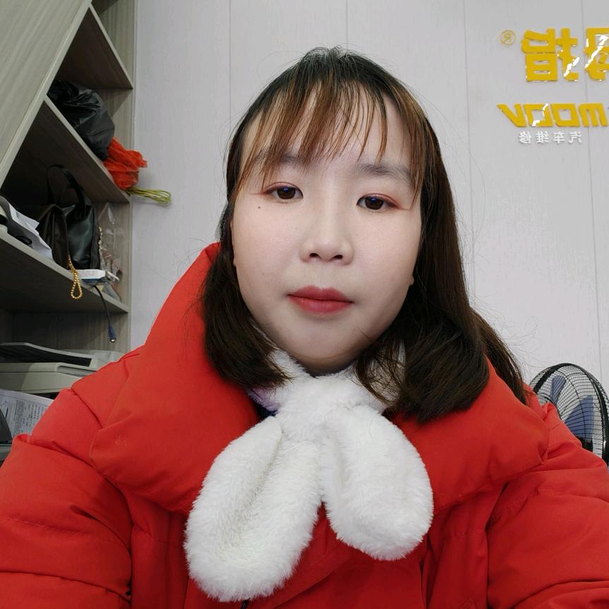 抱着枕头睡觉