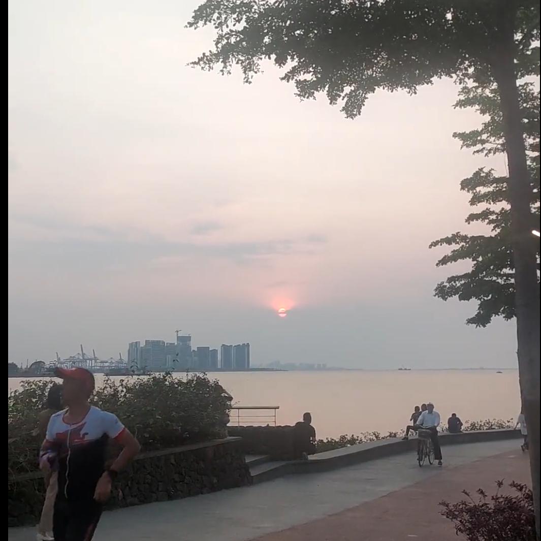 90后宝妈上午九点半开直播