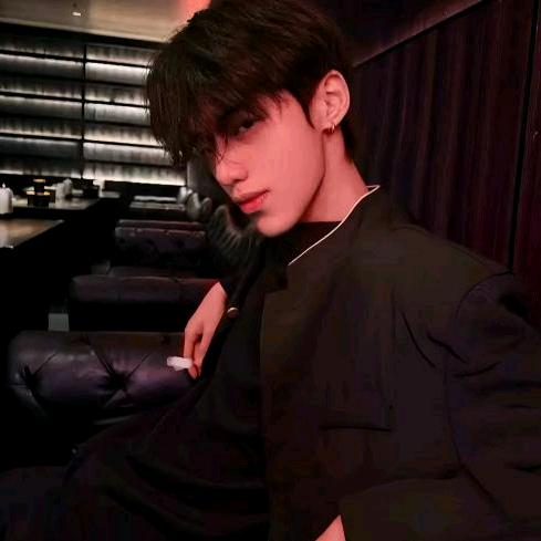 雨夜高架迈巴赫