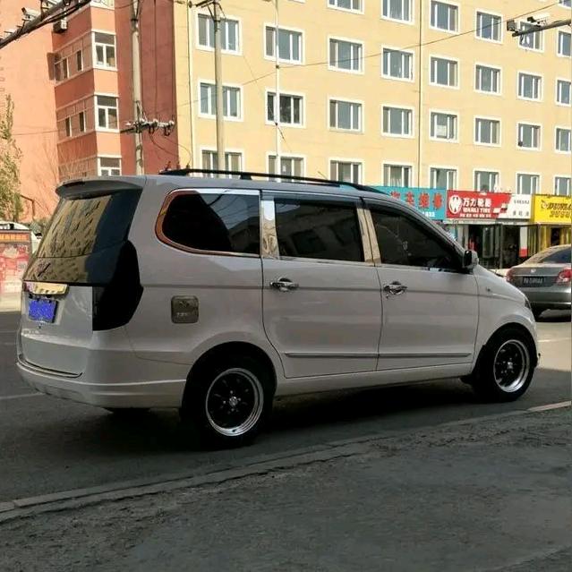 开五菱宏光S的农民工