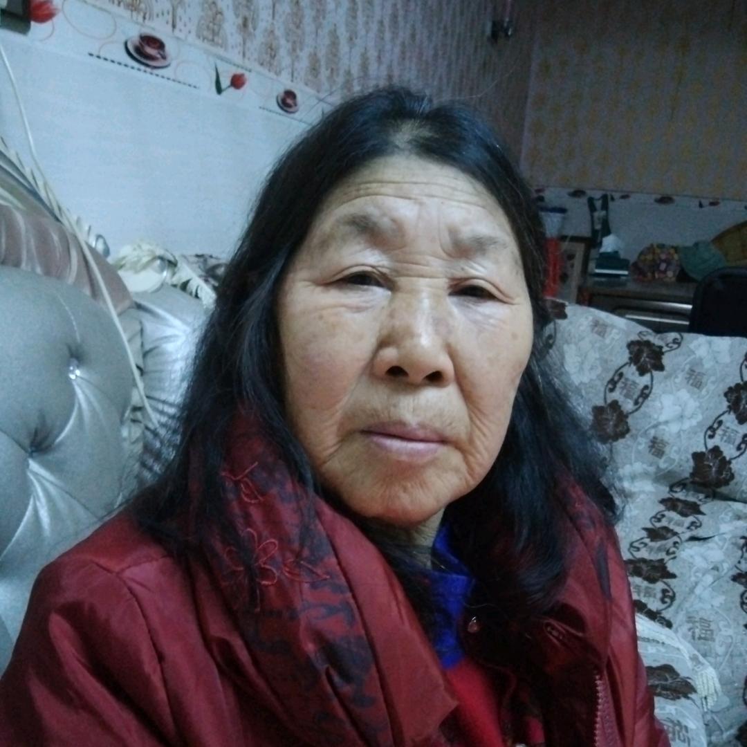 伍英