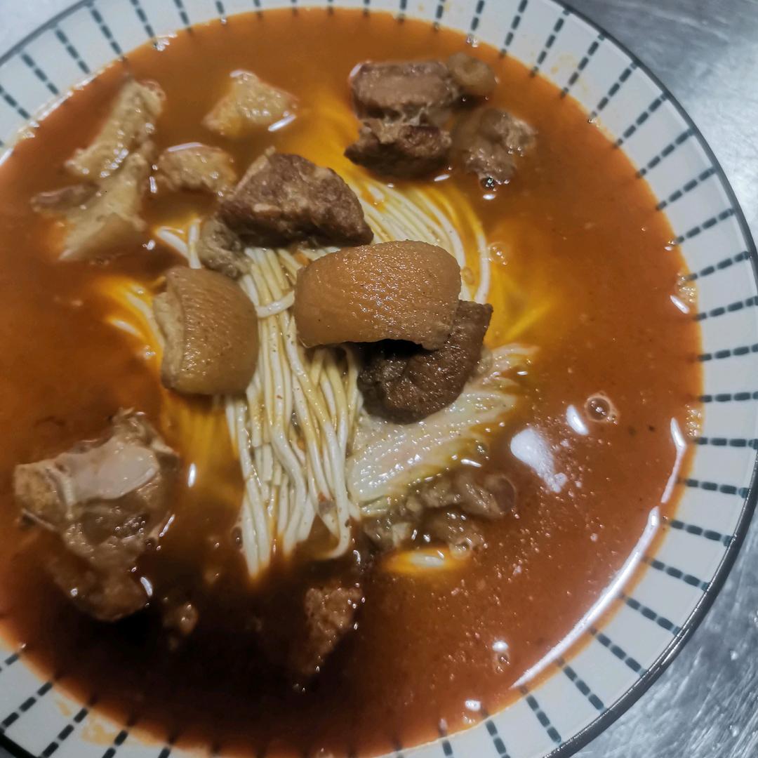 黄清.卖不动面的老板