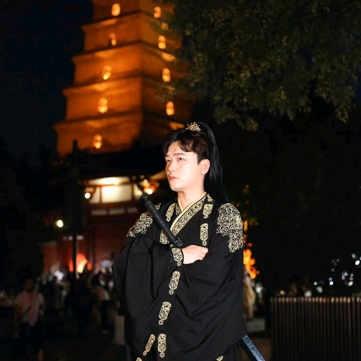 咱在十里八乡那是有名的俊后生