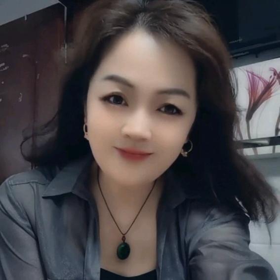 叶相依，花相随。