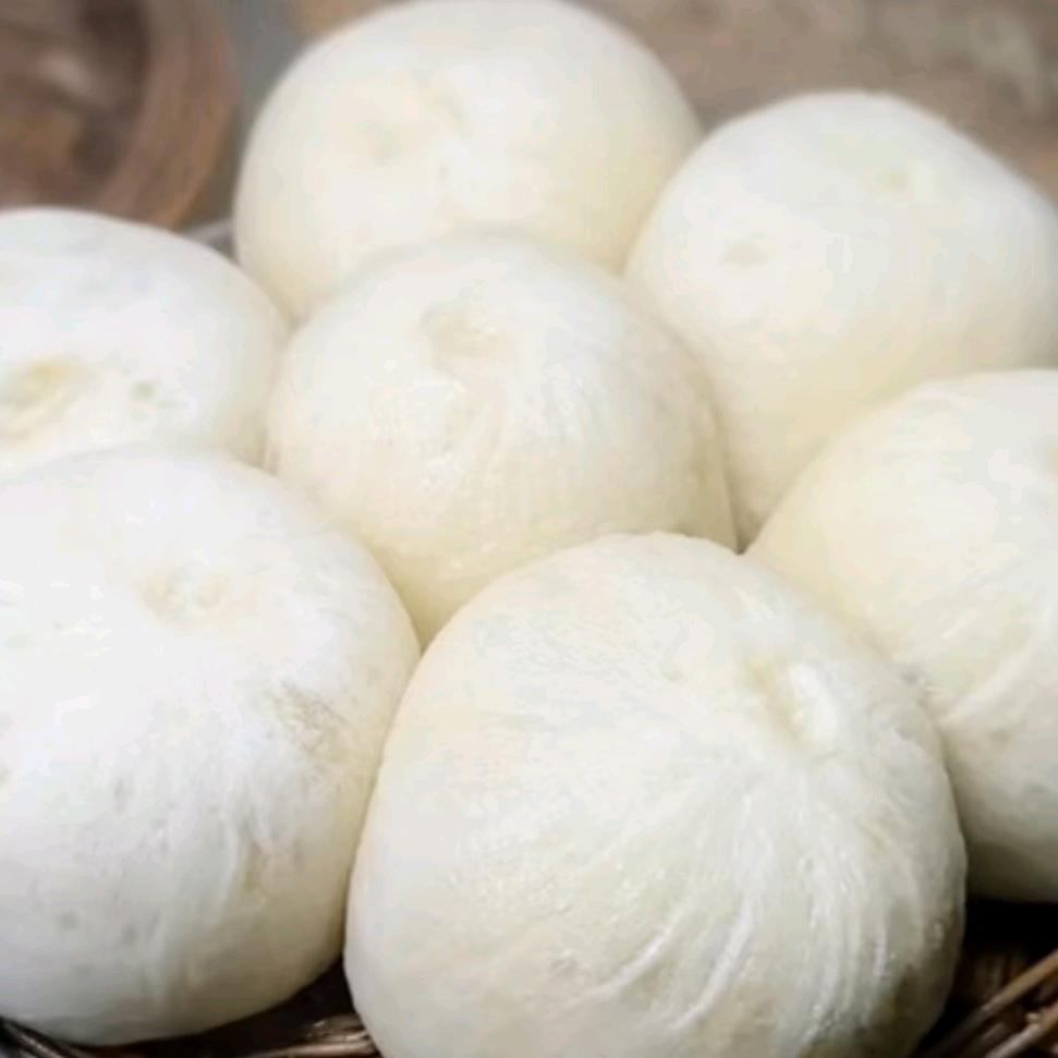 信丰中端村委会摆摊卖老面小笼包