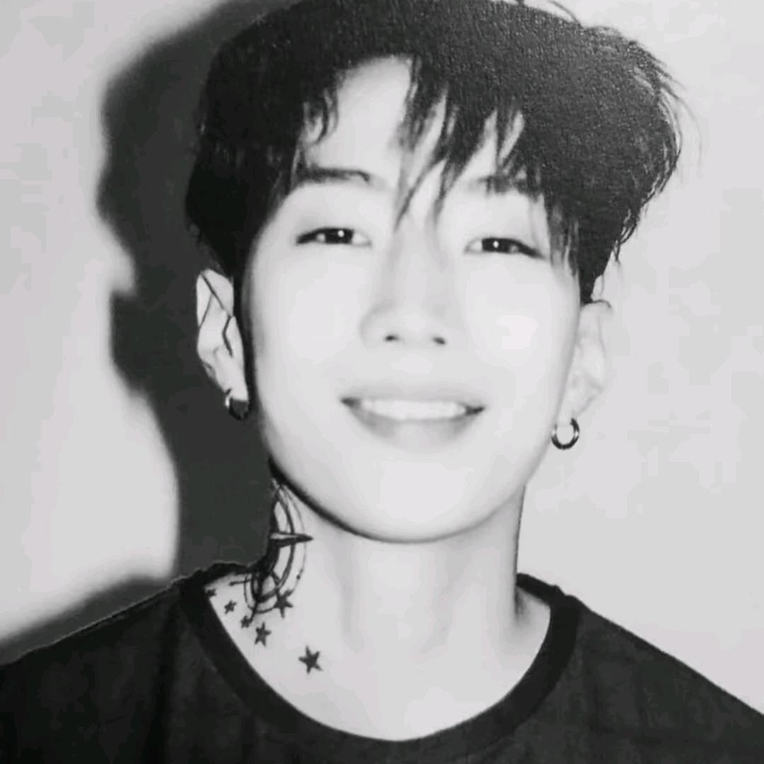 半甲男.
