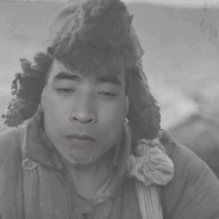 馒头上的两颗榨菜