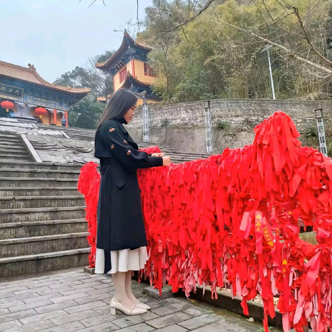 宜肖芬芳.在水一方