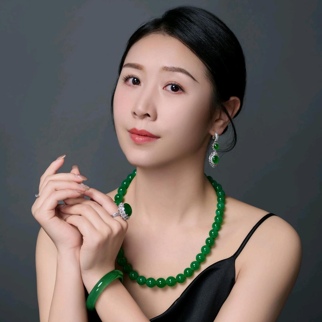 戴美丽的珠宝箱