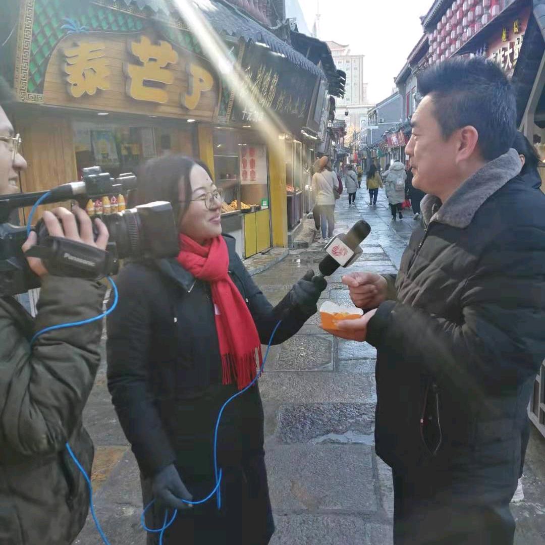 玉树旁的茉莉花