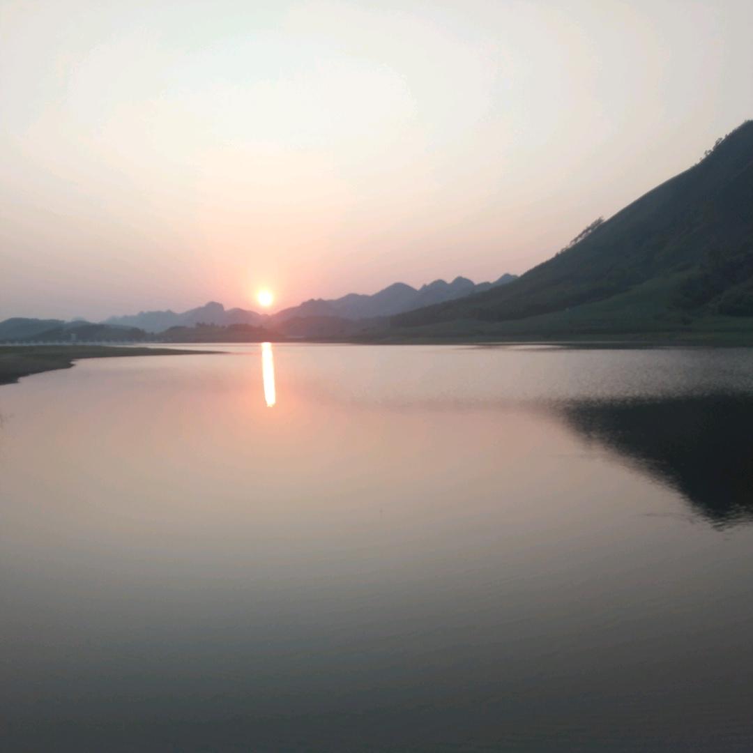 小 何