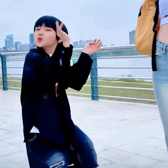 风吹过了高高的山坡