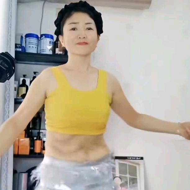 王丽揉腹