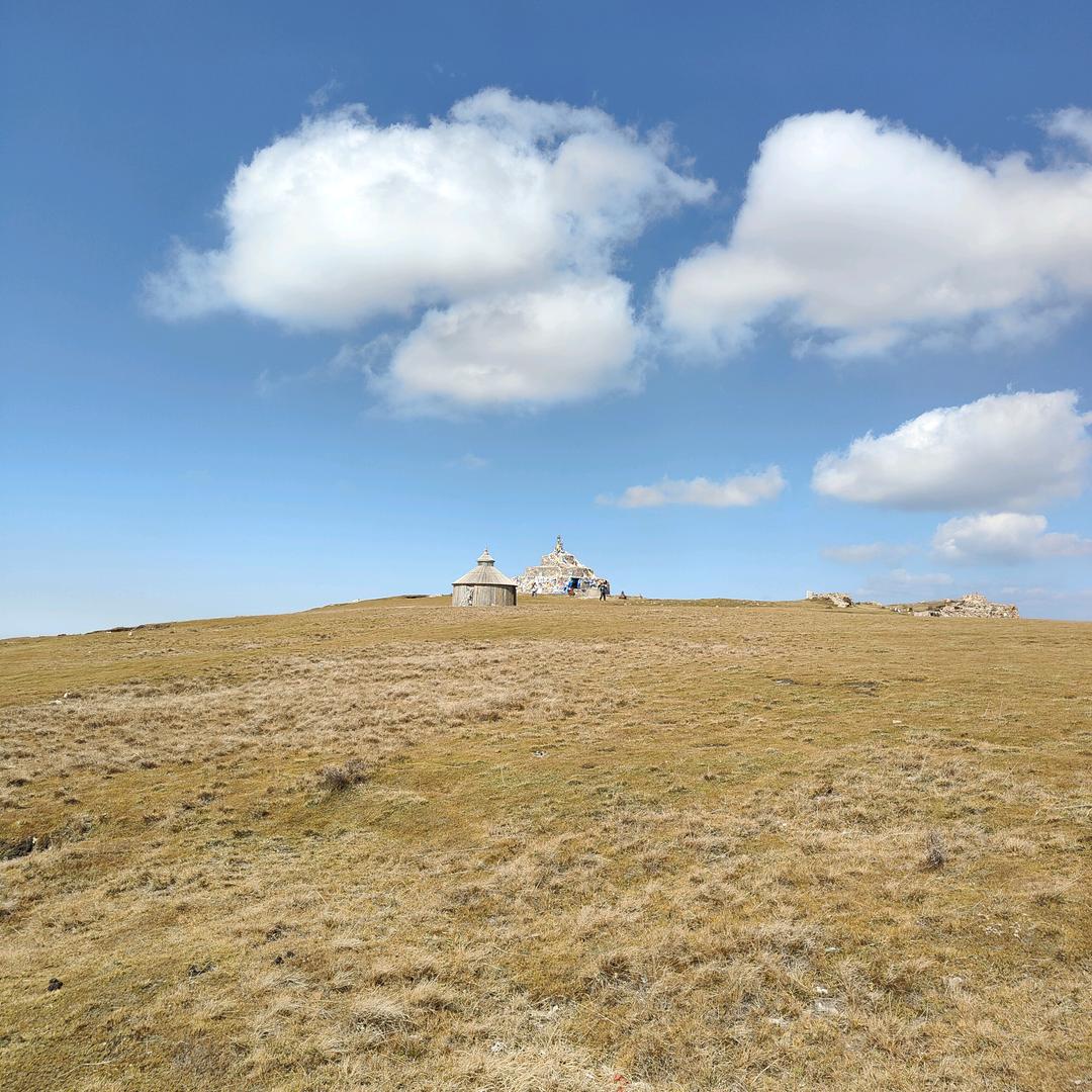 躺在山上晒太阳