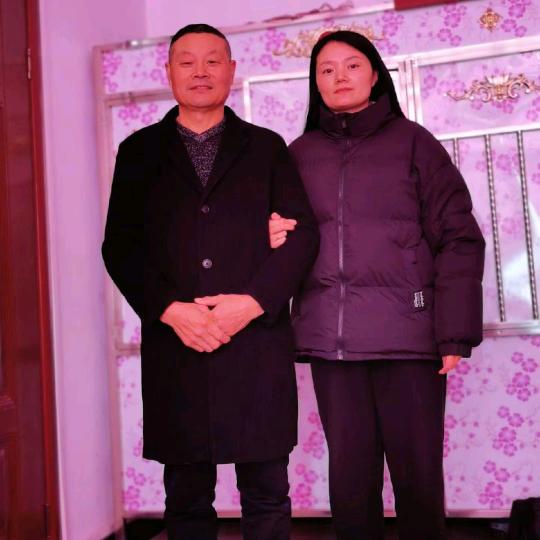 姐妹同心照顾生病的爸爸