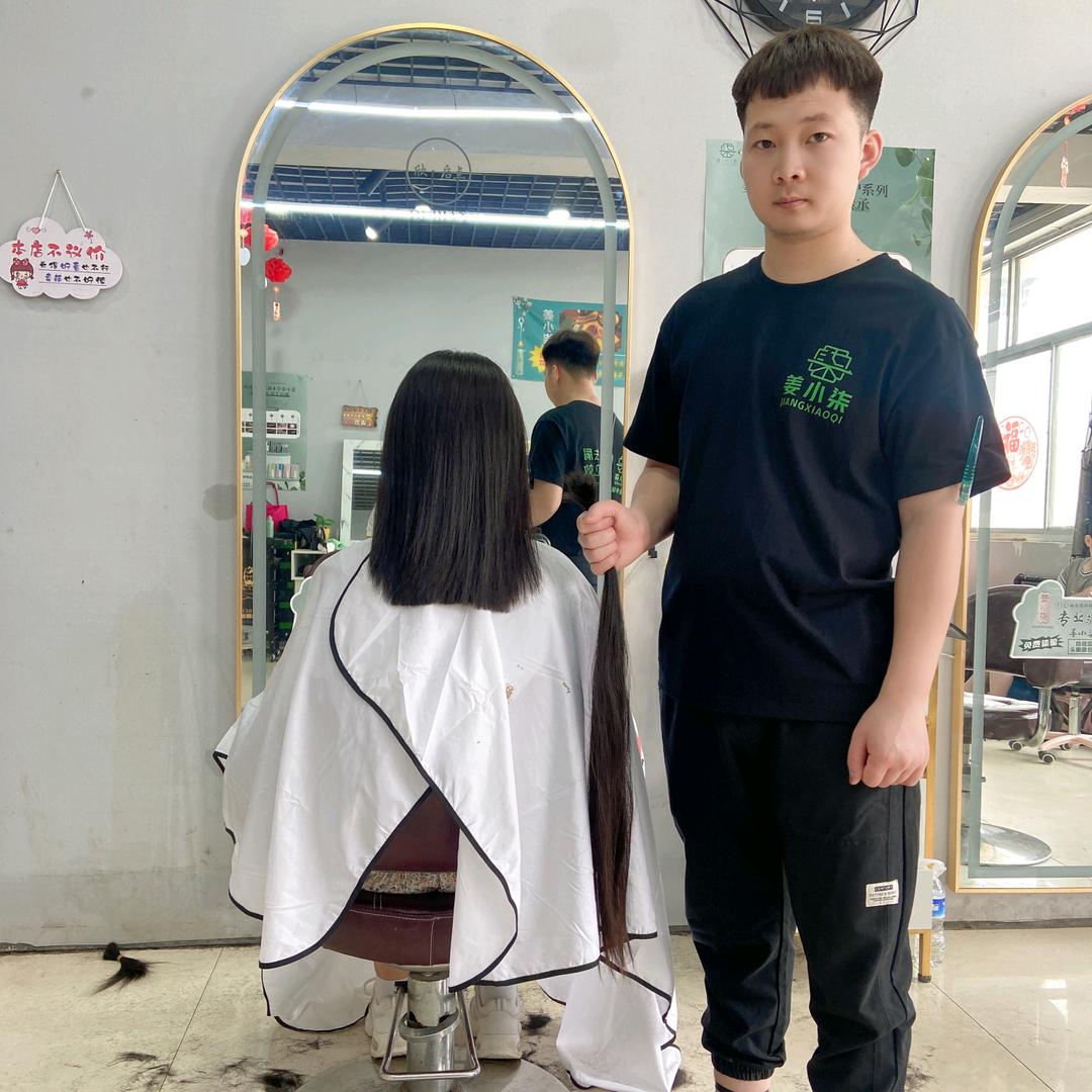 在新乐收长头发的小雄