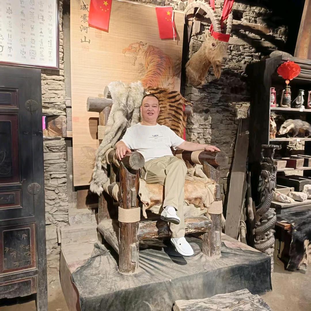 贴砖的小哥哥