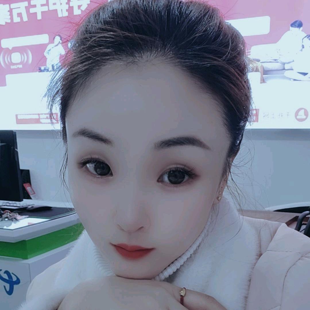 爱咬吸管的少女