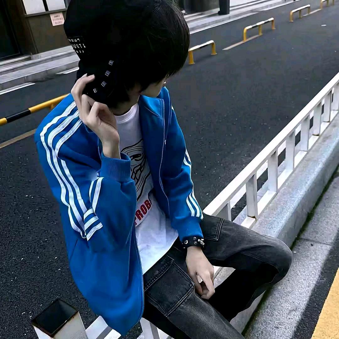 冷眸难藏遗憾.